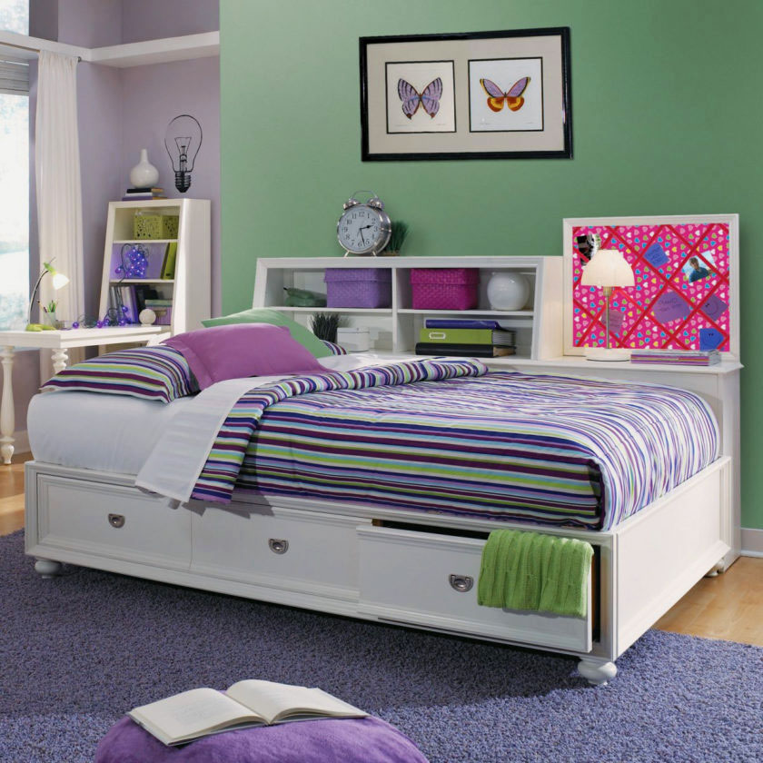 Кровать с полочками и выдвижными ящиками в спальной комнате девочки подростка