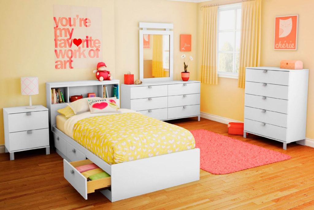 Современный интерьер комнаты девочки подростка с кроватью