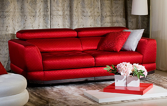 Оформление комнаты с красным диваном