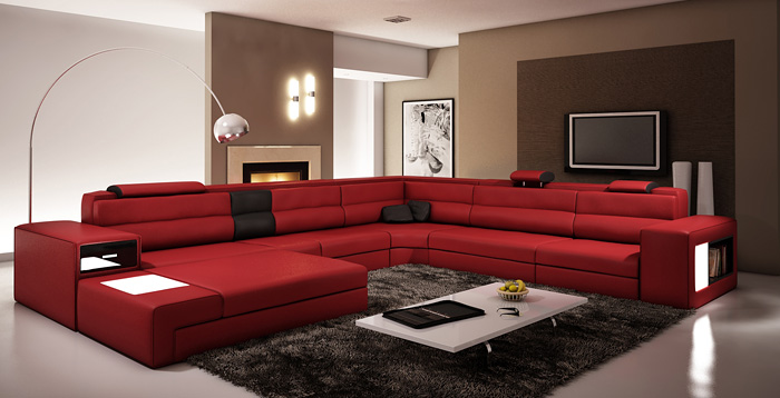 Оформление комнаты с красным диваном
