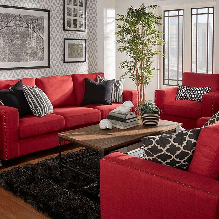 Красный диван и кресла в доме
