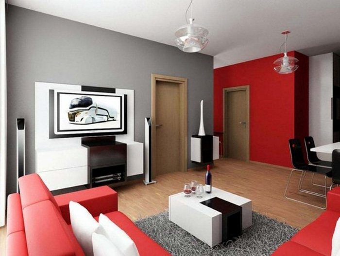 Овормление комнаты с красным диваном