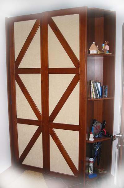 Шкаф с дверьми оформленные элементами фахверк