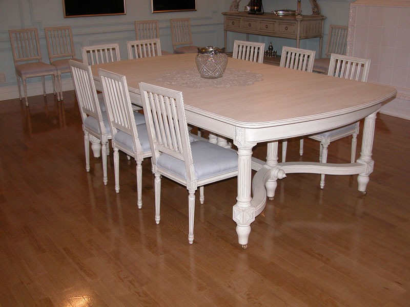 Белый стол для большой семьи