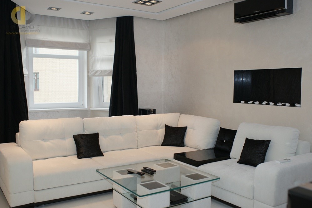 Интерьер минималистичной черно-белой гостиной со встроенным камином