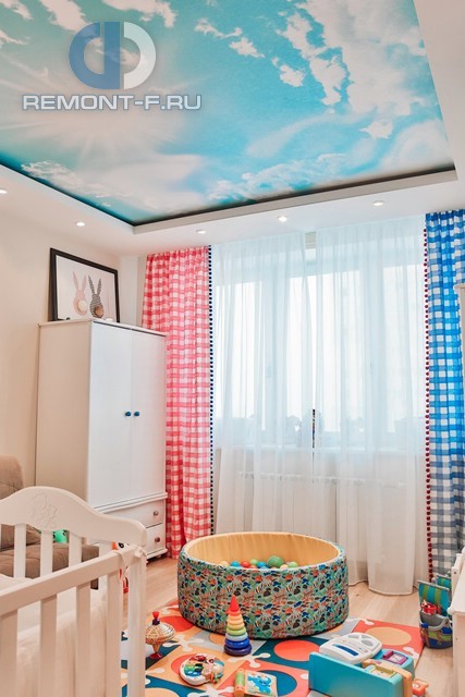 Детская комната с натяжным потолком «Небо»