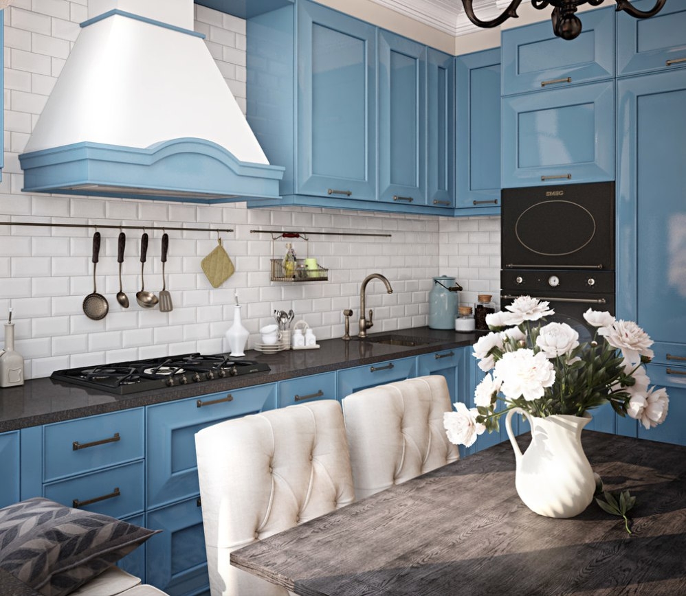 Красивый приглушенный синий и белый цвета в интерьере кухни в стиле прованс