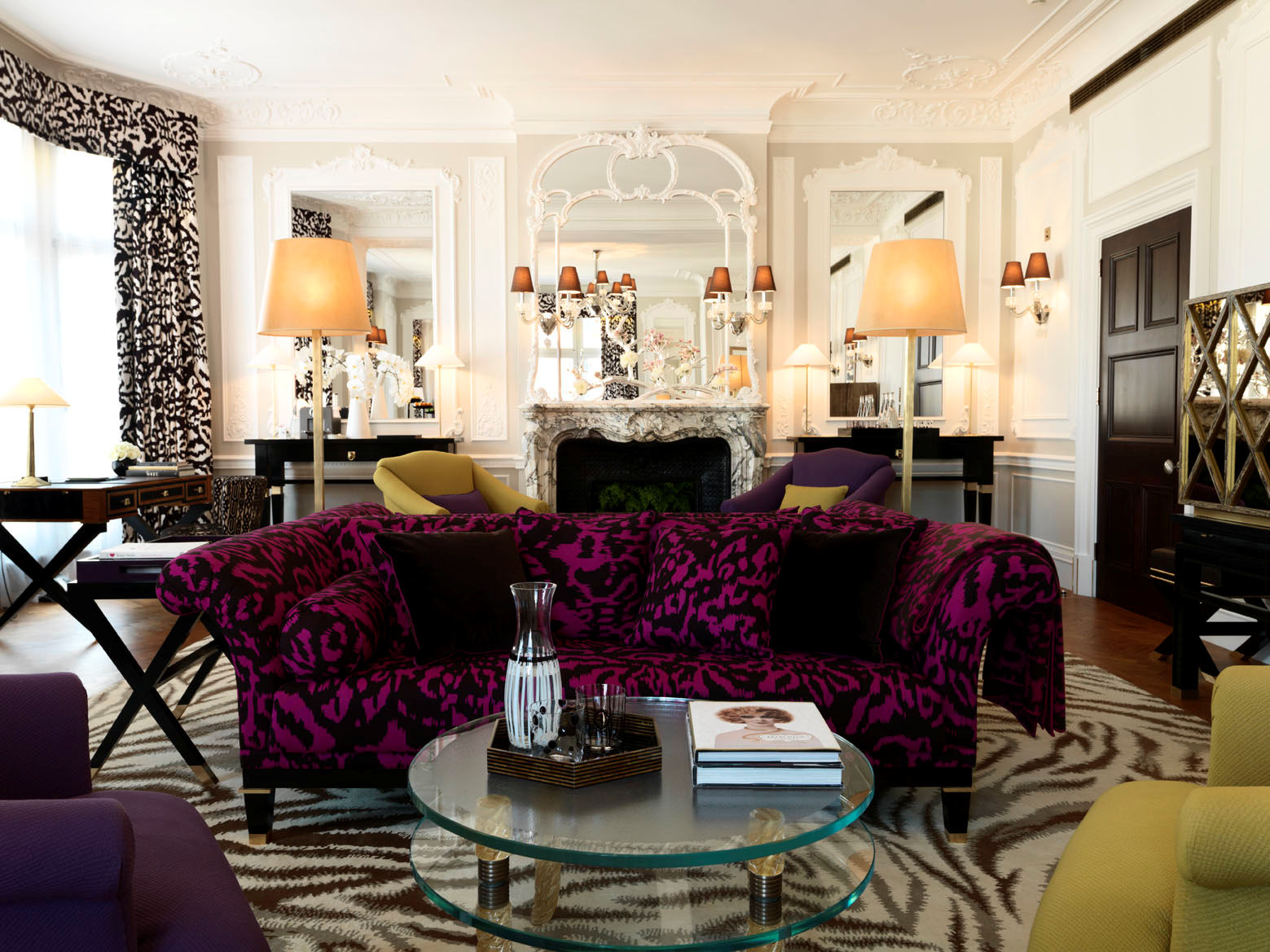 Фиолетовый диван в эклектичном стиле