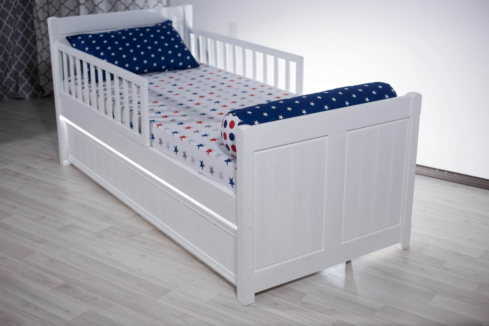 Кровать с бортиками. Кровать Leroys Nova 1 бортик. Кровать детская 180х90 с бортиками. Кровать детская от 3 лет с бортиками. Детская кровать от 2 лет с бортиками.