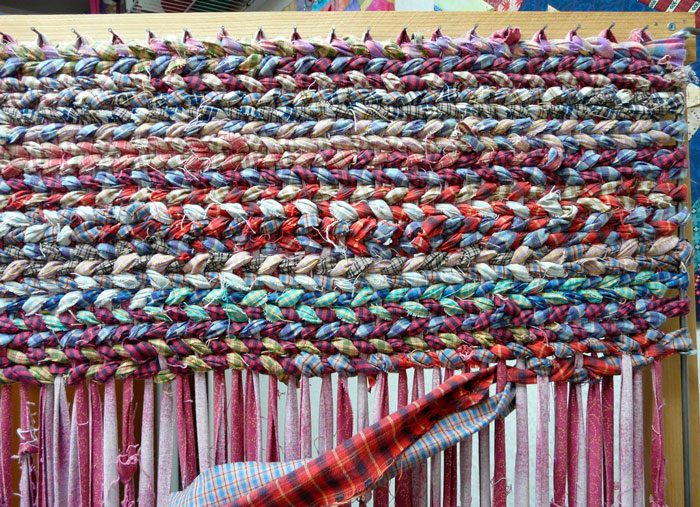 Плетёный коврик из лоскутков ткани