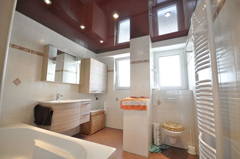 Коричневый натяжной потолок в ванной - фото