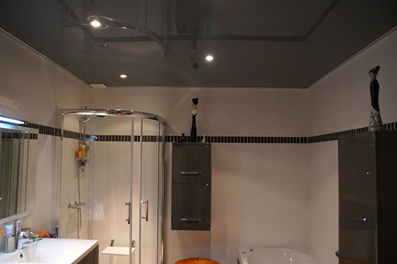 Натяжной потолок в ванной комнате - фото