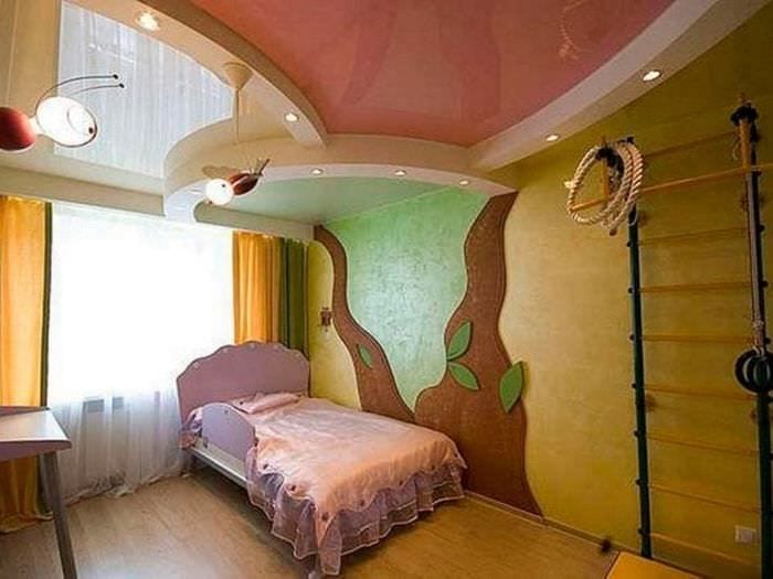 Натяжной потолок разного цвета для детской комнаты 