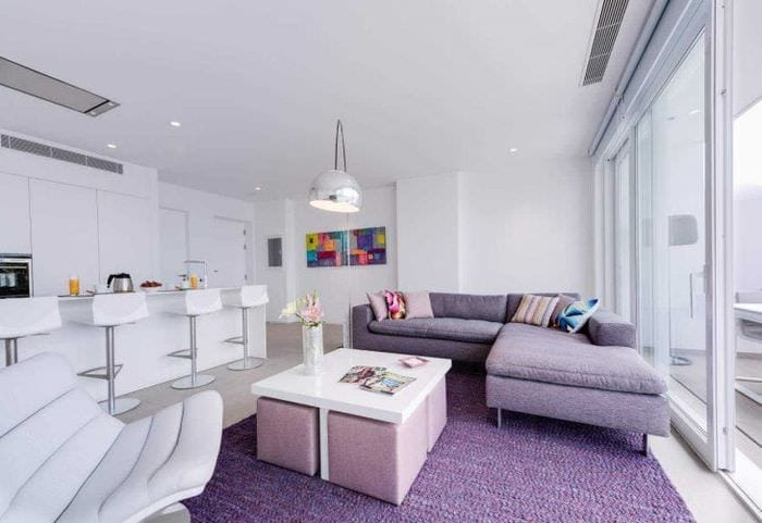 темный фиолетовый диван в дизайне коридора