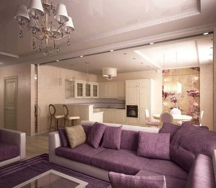 темный фиолетовый диван в дизайне дома