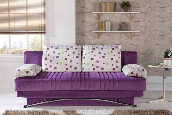 светлый фиолетовый диван в декоре прихожей