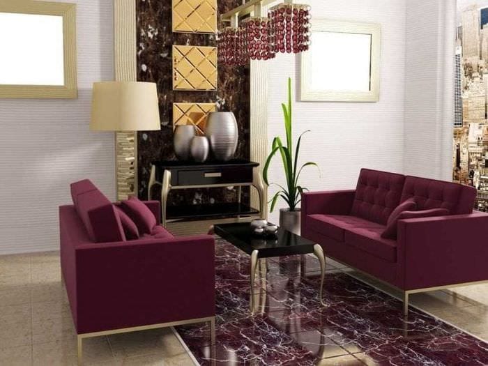 темный фиолетовый диван в декоре дома
