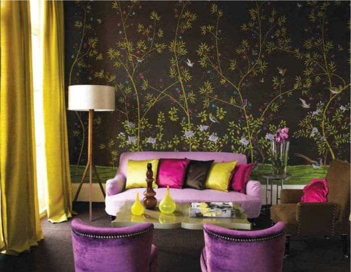 светлый фиолетовый диван в фасаде спальни