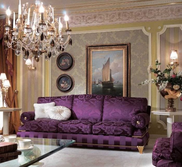 светлый фиолетовый диван в декоре квартиры
