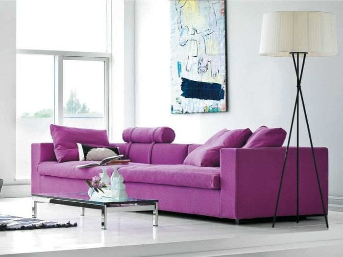 темный фиолетовый диван в интерьере спальни