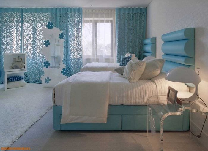 комбинирование ярких цветов в дизайне спальни