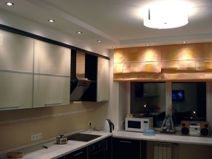 пример яркого интерьера потолка кухни