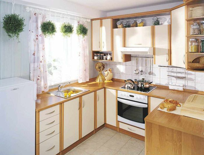 пример красивого стиля окна на кухне