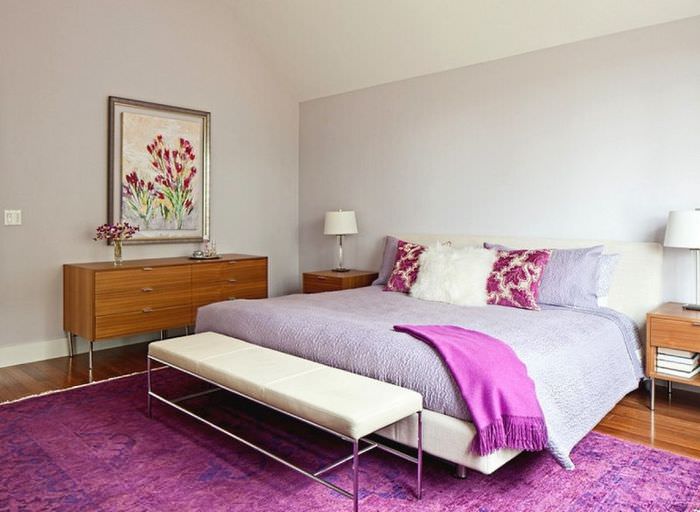 Сочетание цвета лаванды с лиловым оттенком в интерьере спальни