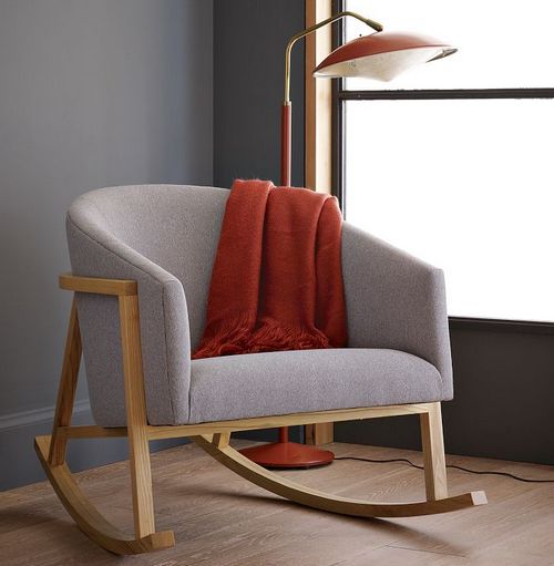 Кресло-качалка мягкое на деревянном каркасе