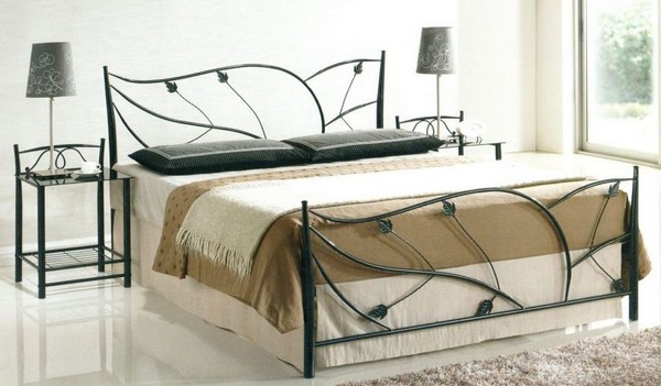 Красивая металлическая кровать в спальне