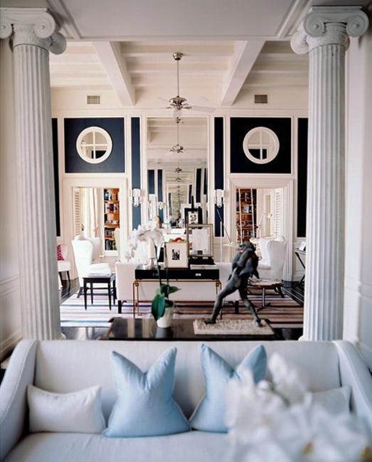 Интерьер гостиной в модерн стиле с белыми колонами