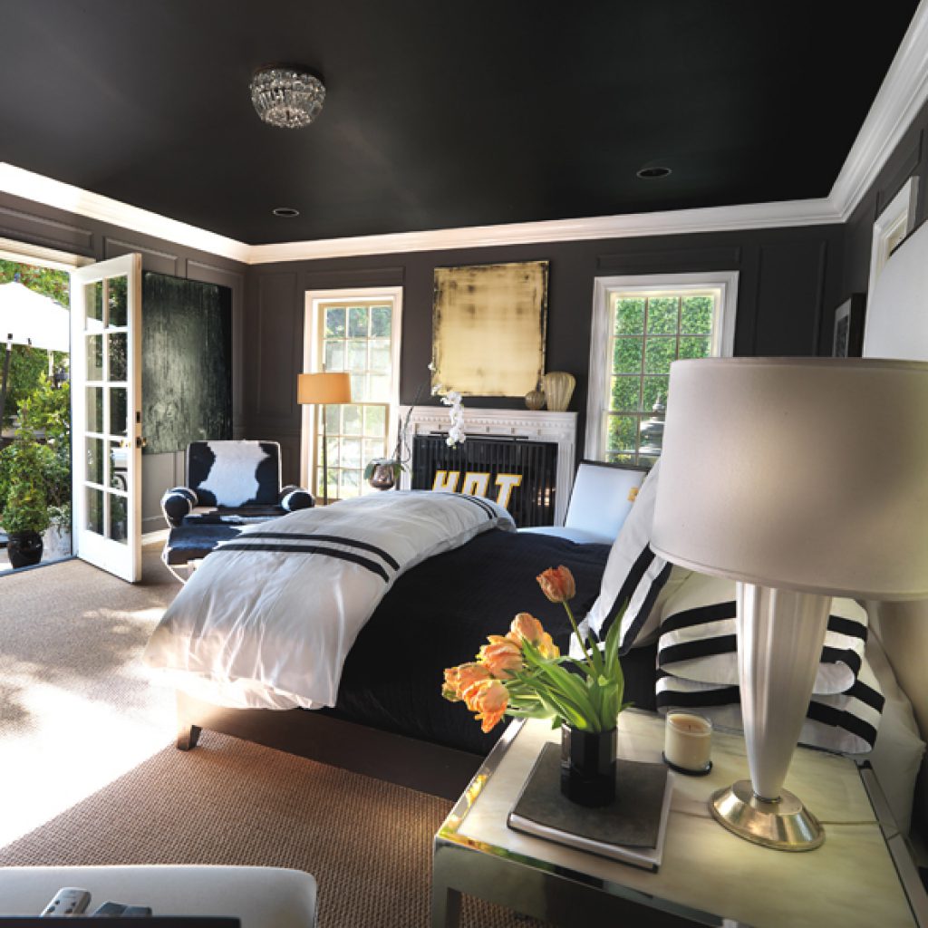 Дизайн спальни черный потолок